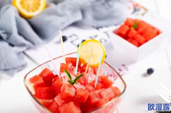 西瓜with草莓：夏季清凉甜品的完美搭配，带你体验水果盛宴的新风味与健康益处