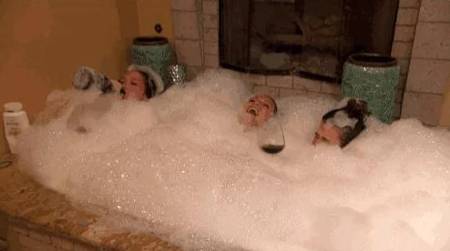 夫洗澡公侵犯了我，网友热议：如何保护女性安全？社会应加强对公共场所的监管与教育！