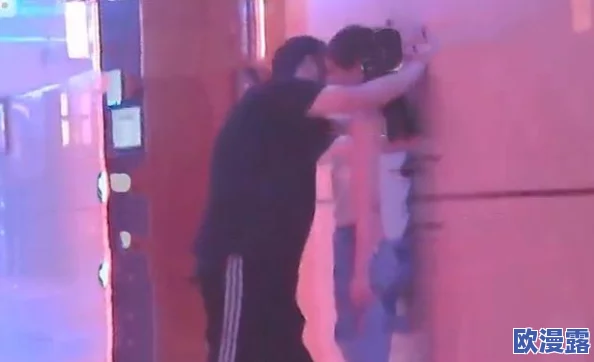 使劲 用力麻麻 深一点：某明星被曝与神秘对象深夜约会，亲密举动引发网友热议！