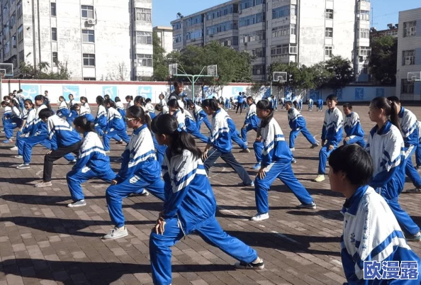 爽好舒服体育老师，竟然在课堂上做出令人震惊的举动，引发全校师生热议！